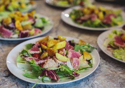 קייטרינג למוסדות חינוך הכולל מזון עשיר ובריא