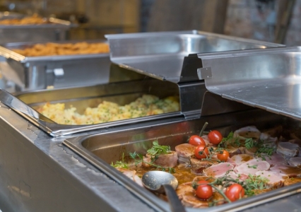 קריטריונים חשובים בבחירת ספק עבור הסעדה למוסדות